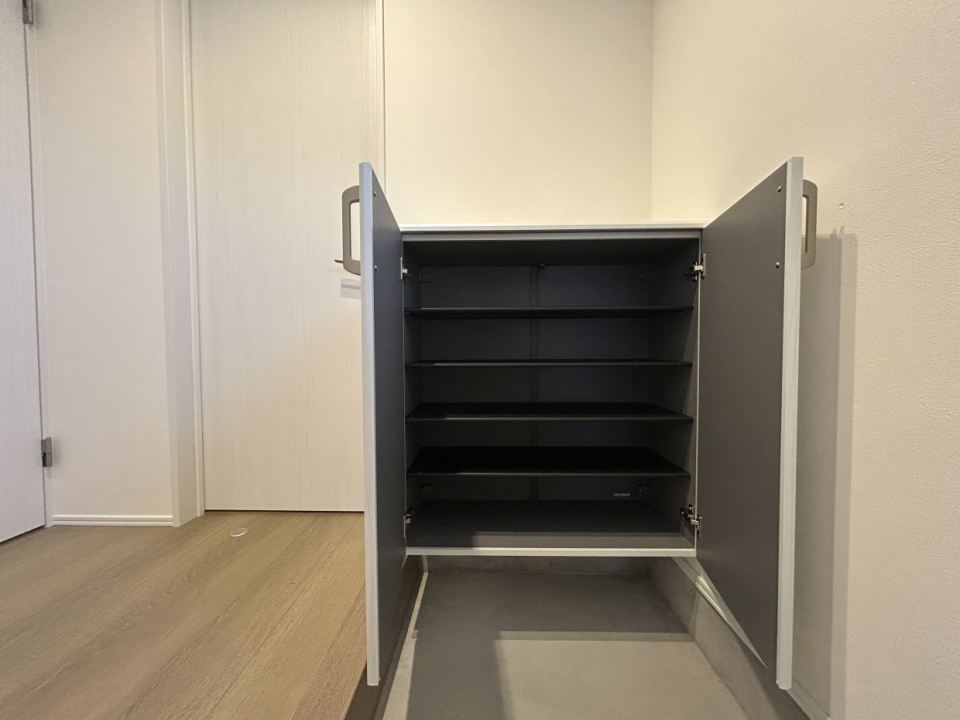 靴箱たくさん入りそうだし、上にモノ置けるし最高。