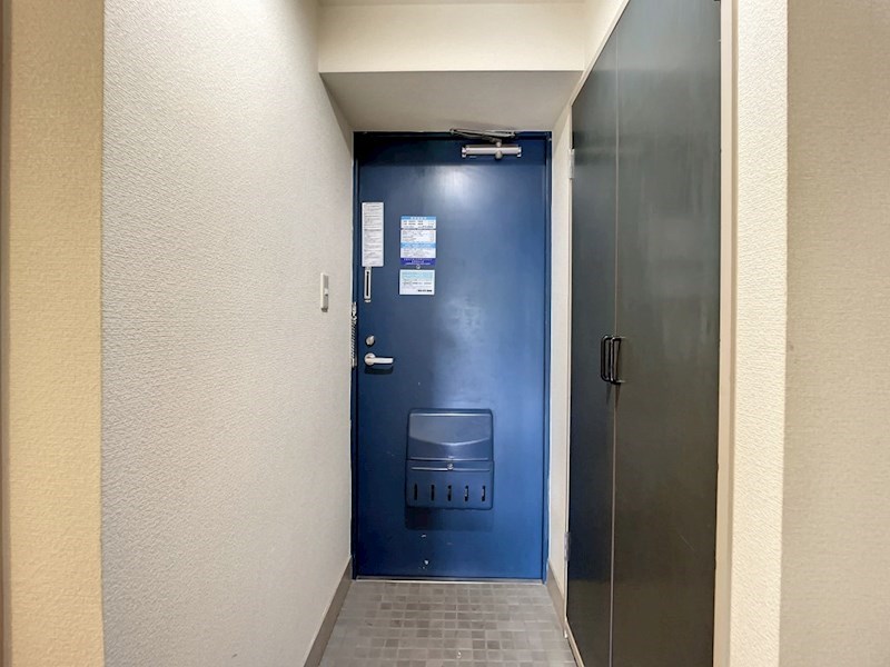 玄関ドアは青