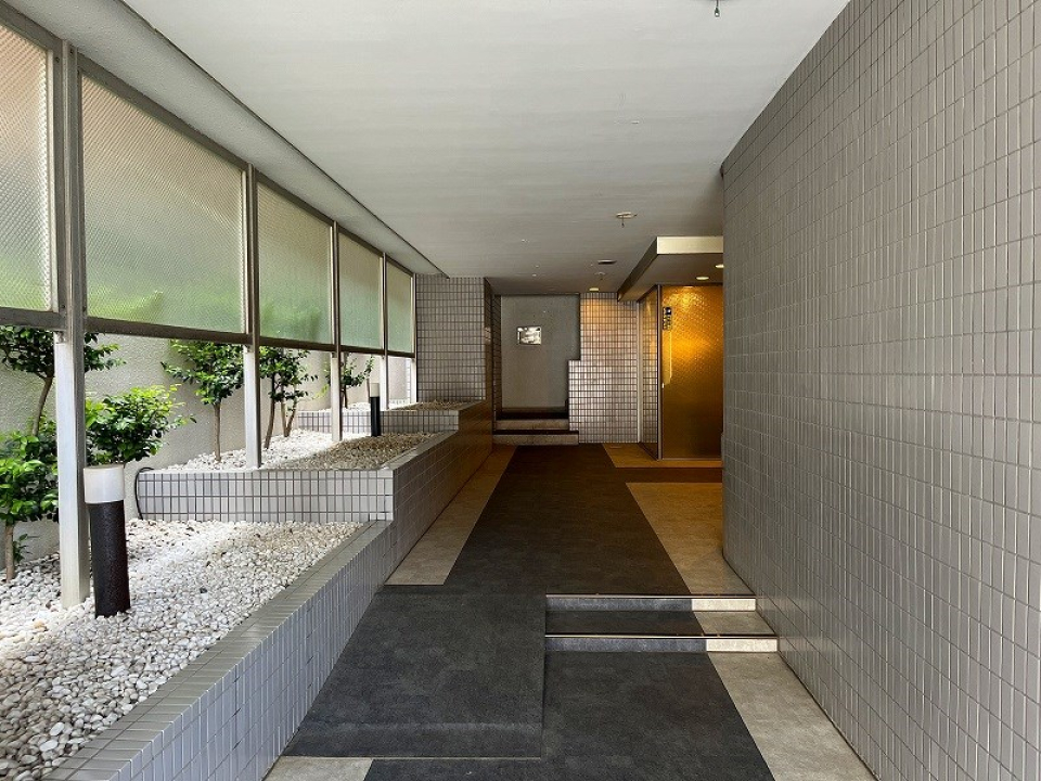 重厚感のあるエントランス