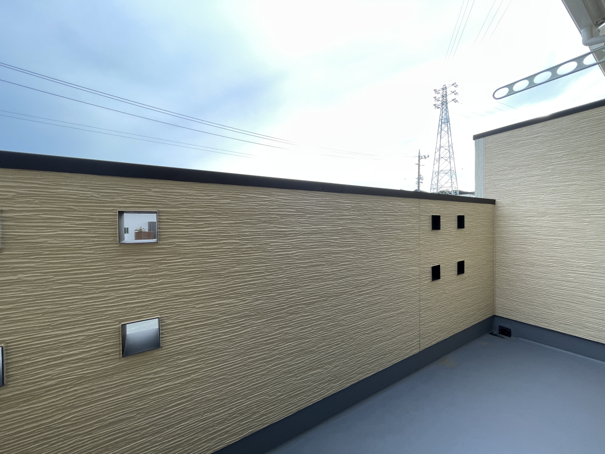 バルコニーは向かいの公園に面しています。