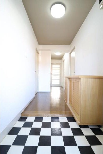 白と黒のチェック柄の玄関がおしゃれ