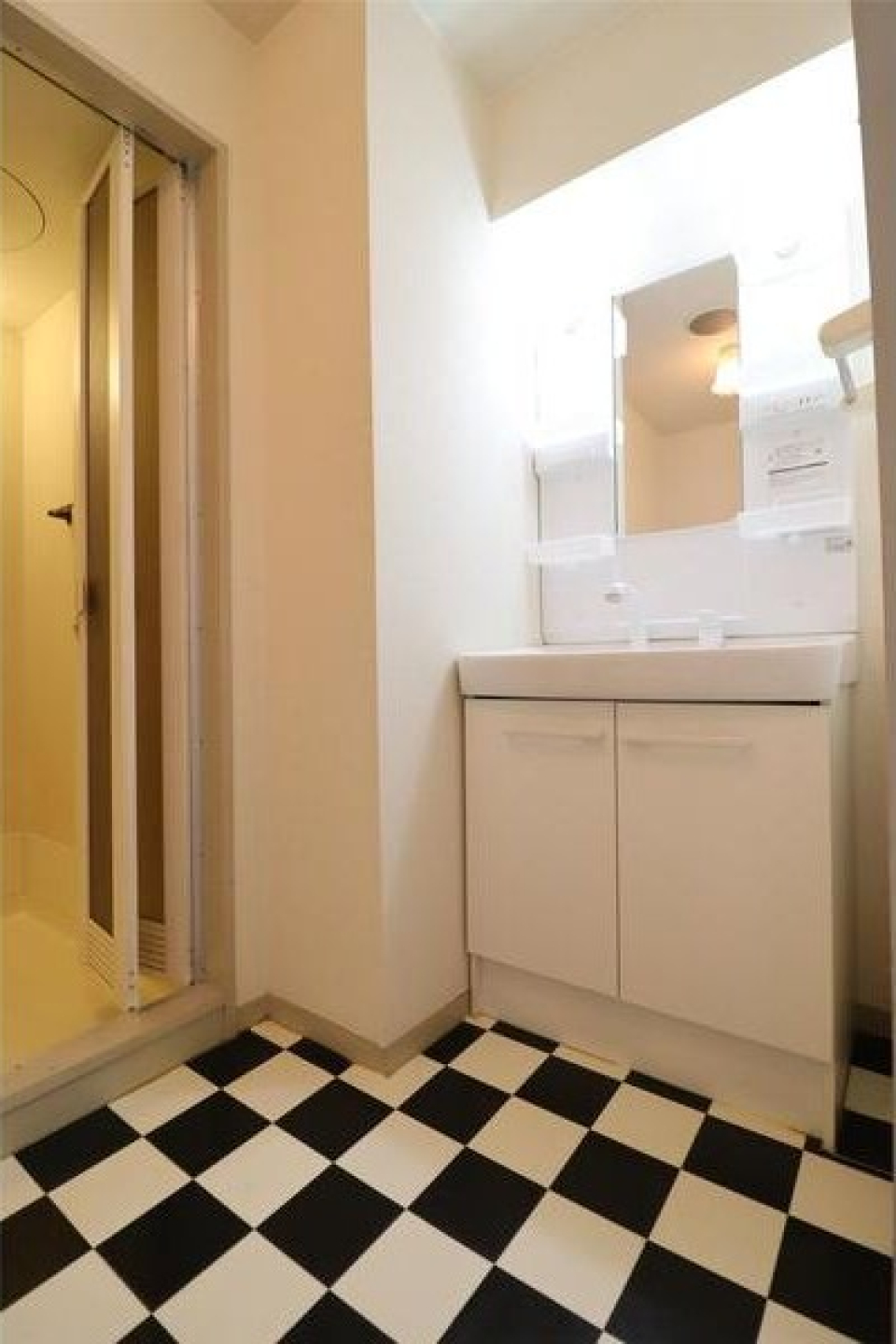 洗面スペースの床も玄関と同じで統一感がありますね