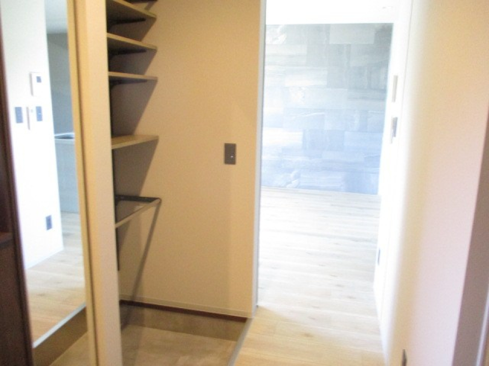 玄関からリビングへ