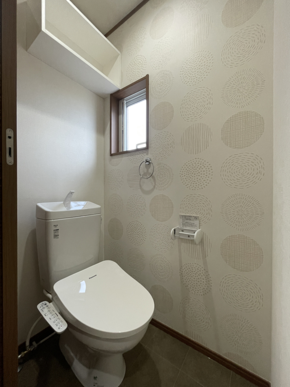 棚付き〇〇壁紙なトイレ。