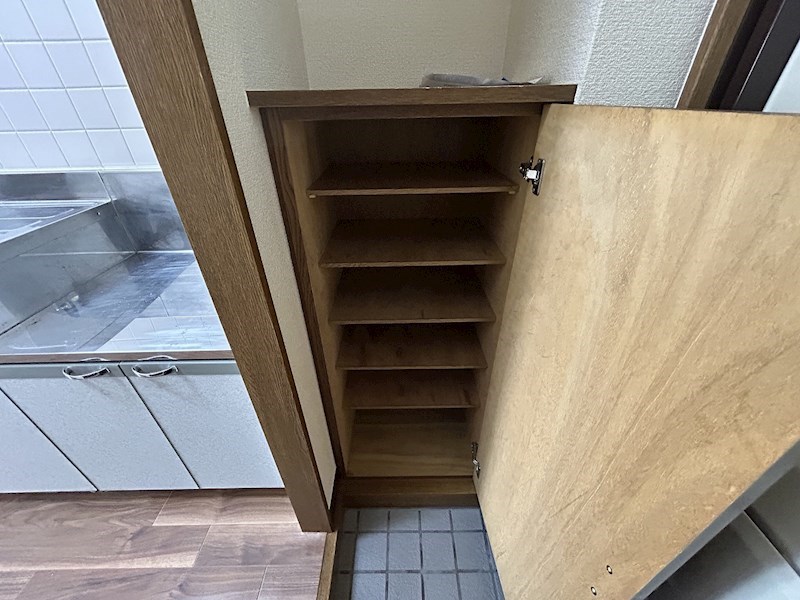 仕切り付きのシューズボックスが便利