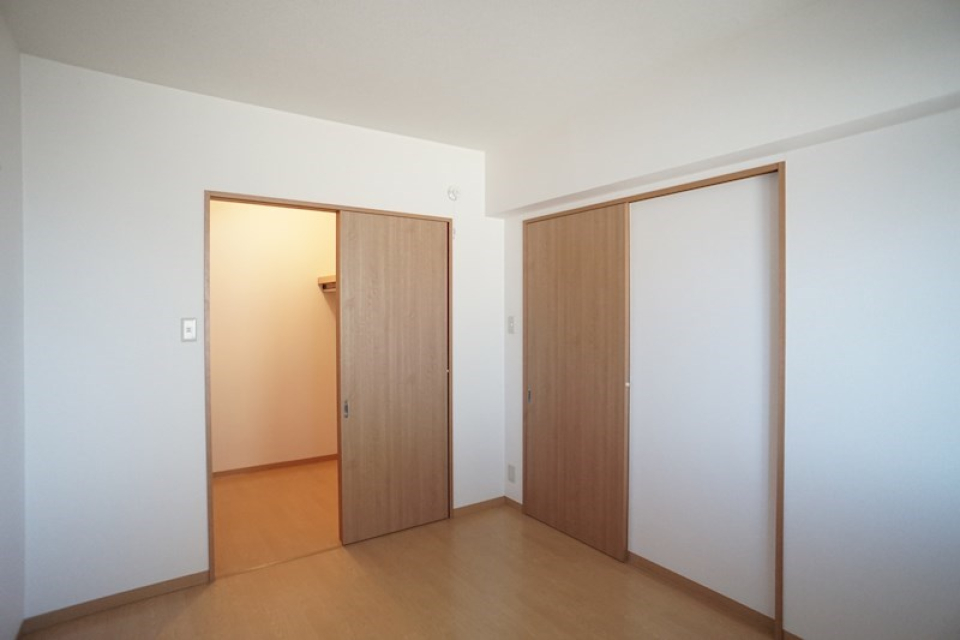 北側の洋間からウォークインクローゼットへ