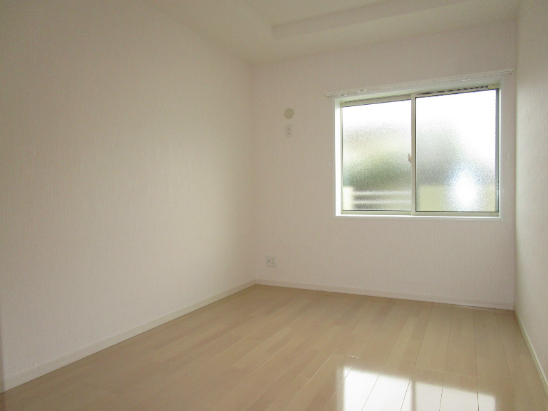 優しい色味の洋室