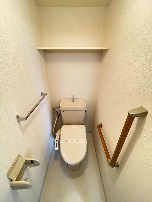 手摺り・棚付きのトイレ