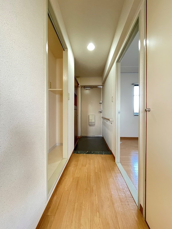 リビングから見た玄関