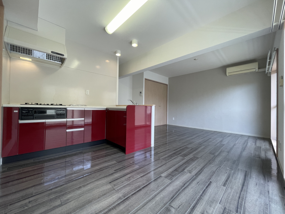 真っ赤なL字型キッチンが印象的！！