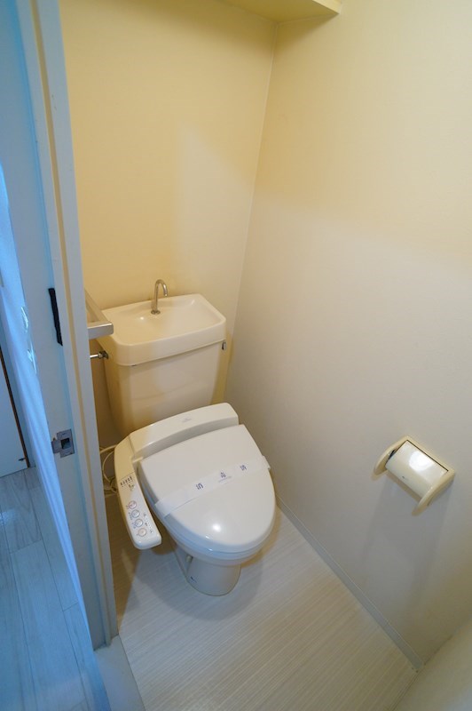 棚付きのトイレ