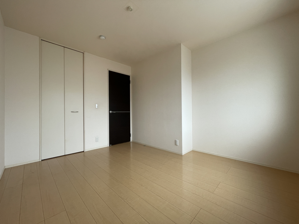 こちらは6.5帖の洋室