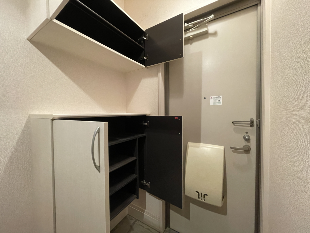 収納は上下に分かれてるので鍵やインテリアが置けるよ！