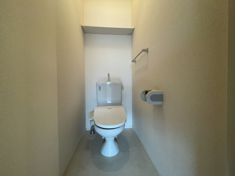 温水洗浄便座付きのトイレ