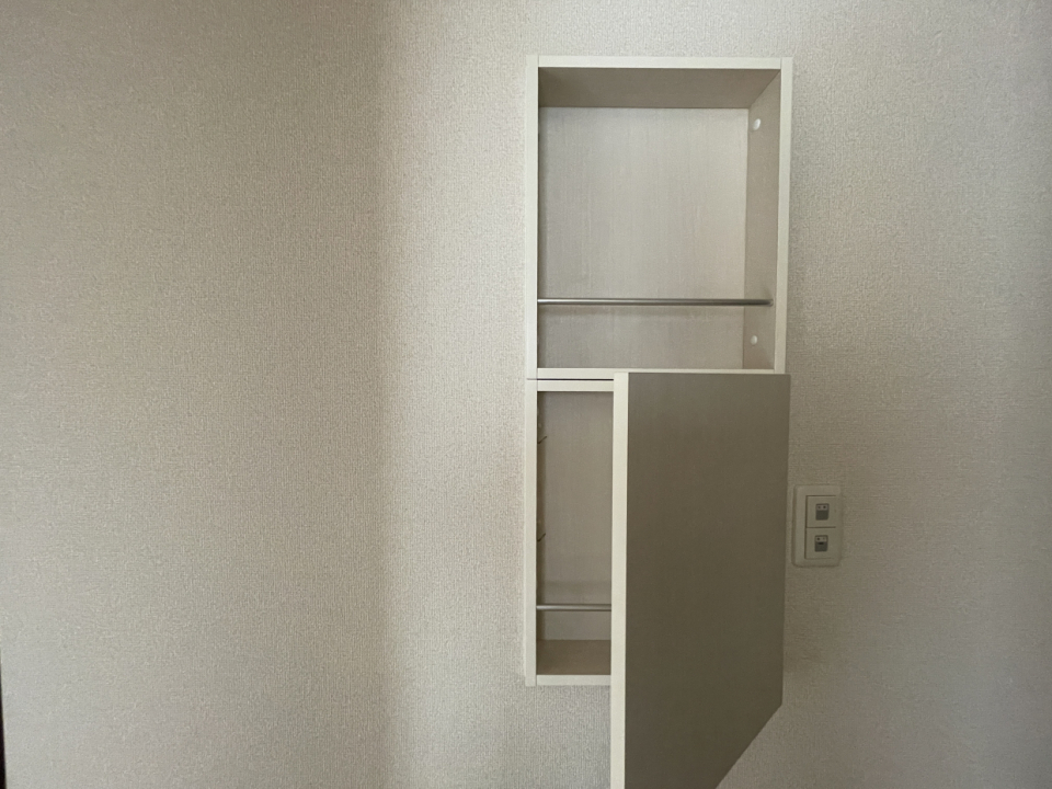 廊下の収納、鍵を置いたりと便利です◎
