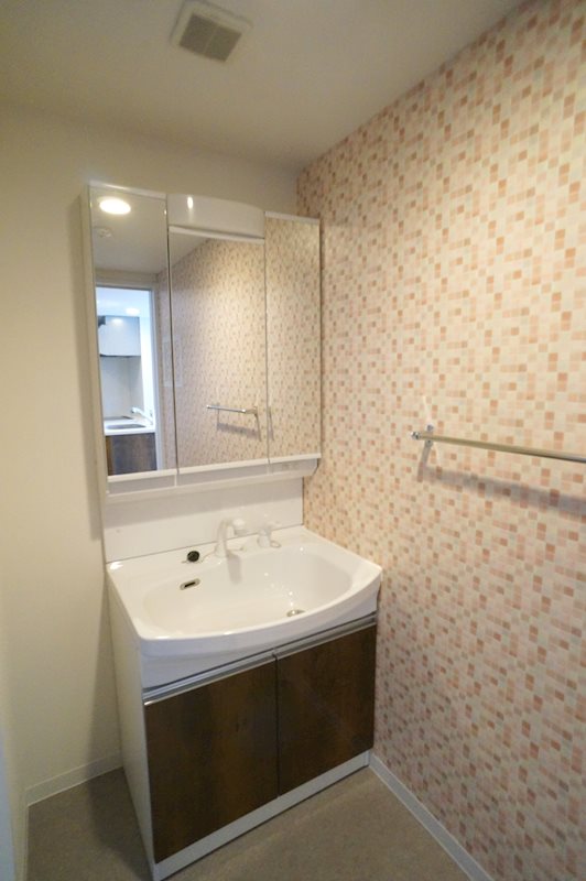 三面鏡付きで朝の支度もばっちりです