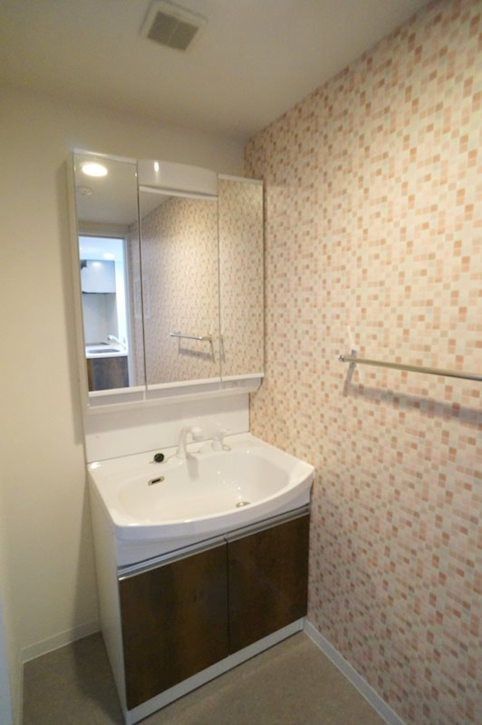 三面鏡付きで朝の支度もばっちりです