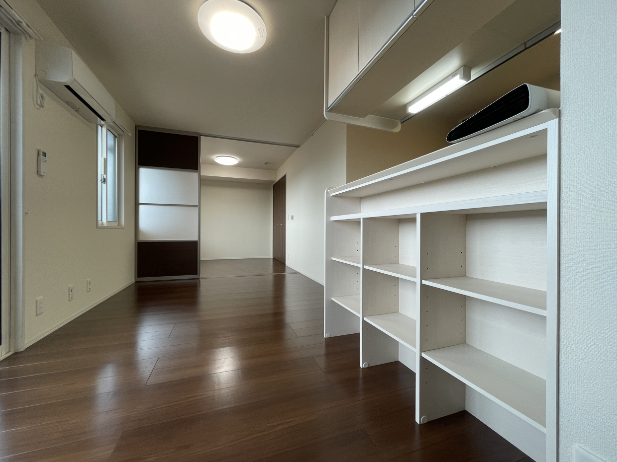 奥に4.5帖の収納があります
