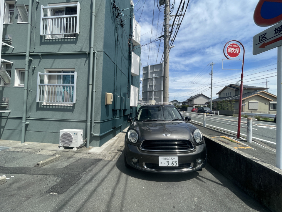 駐車場はちょっと出入りしずらいかも…