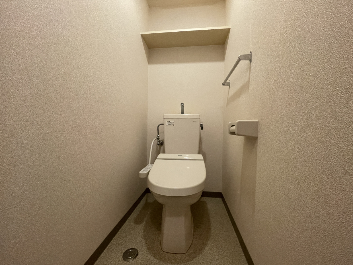 トイレは棚付き。
