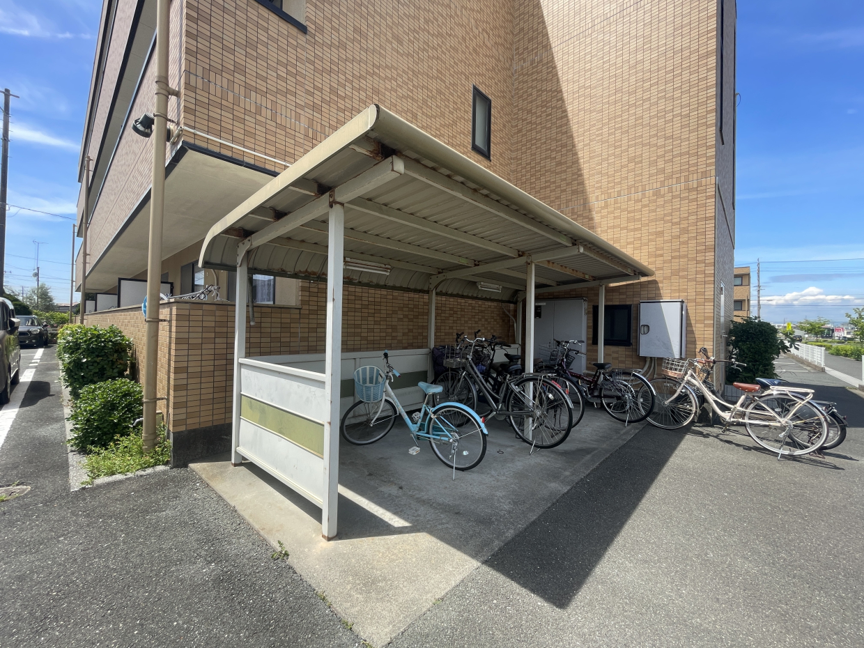 駐輪場屋根付き。