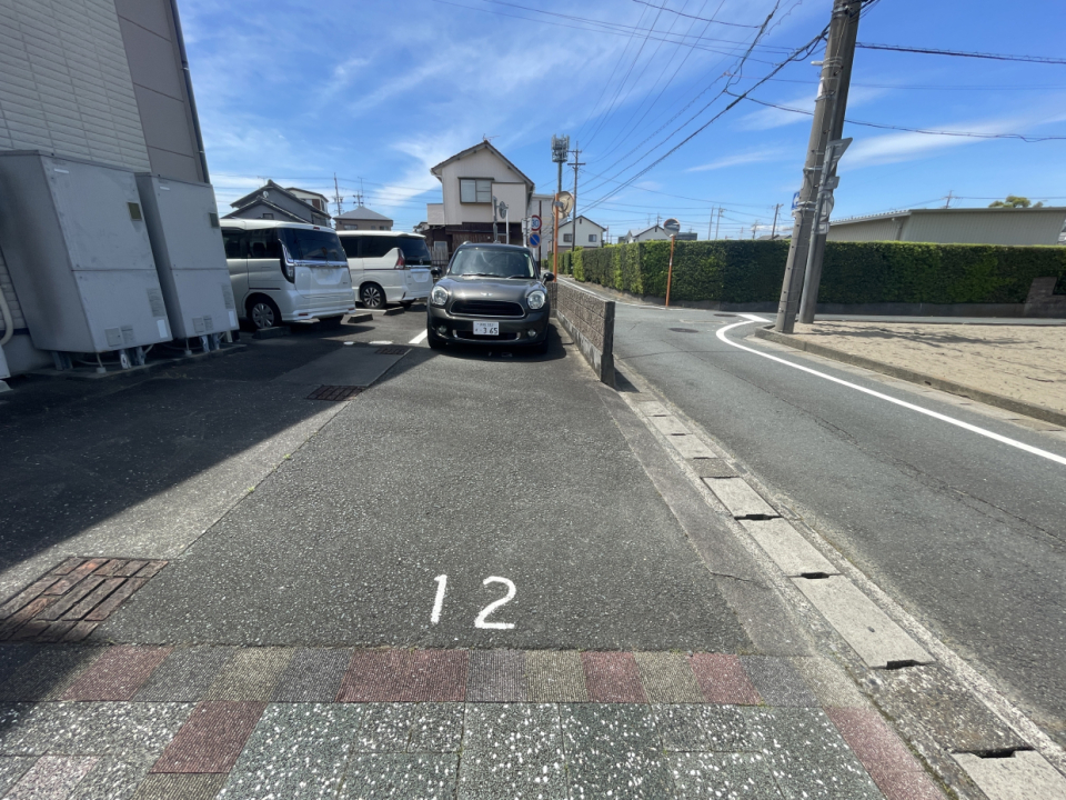 車は縦列2台付き。前面道路は一方通行！