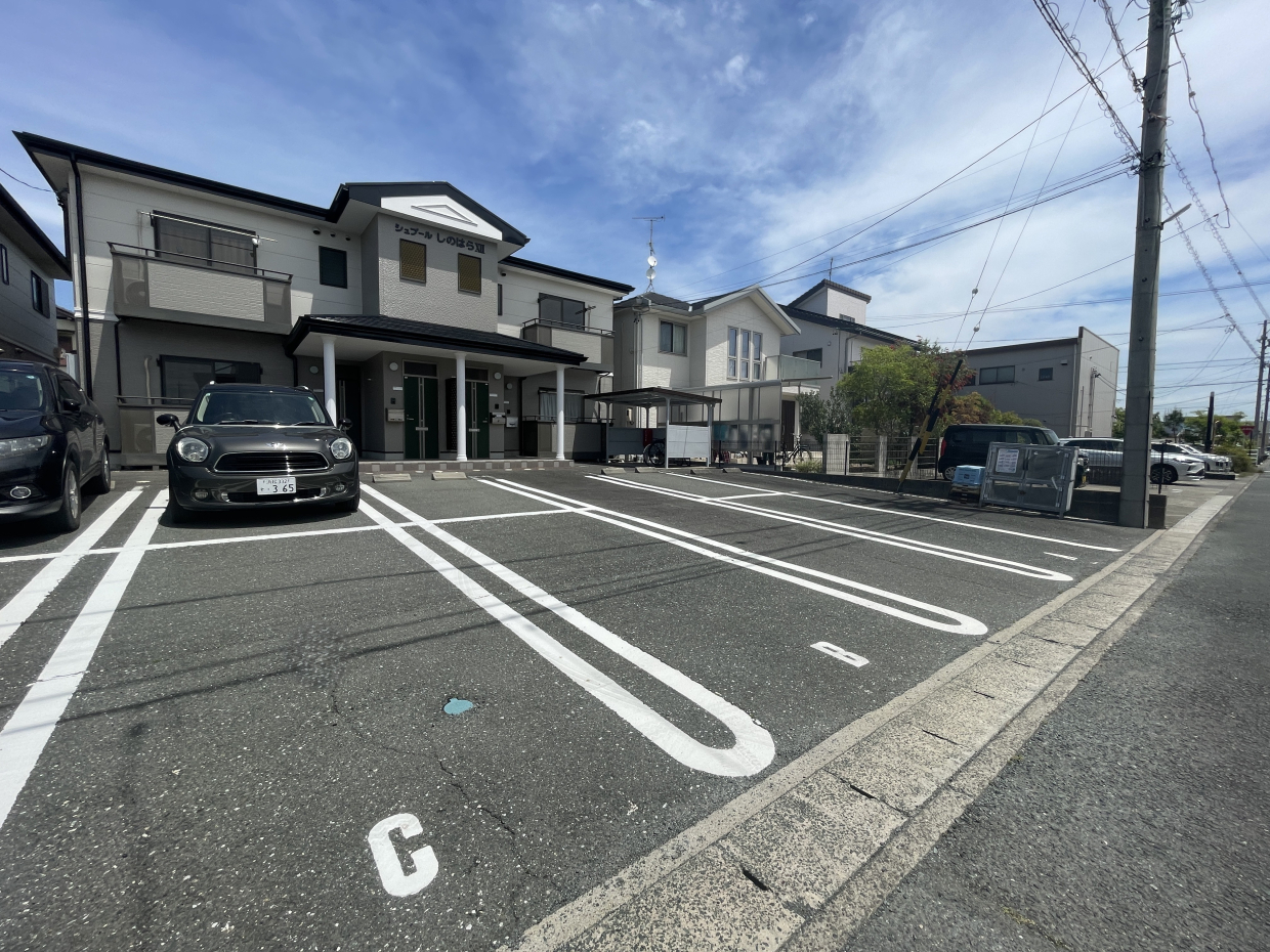 駐車場は、お部屋の前に縦列です。