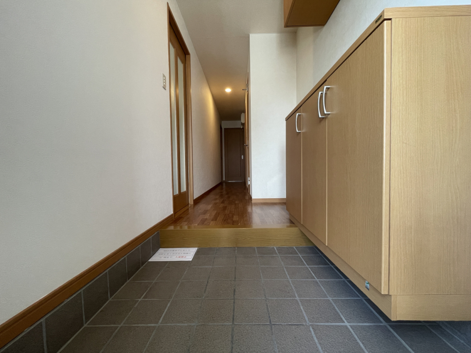 玄関からお部屋の様子は見えない造り。