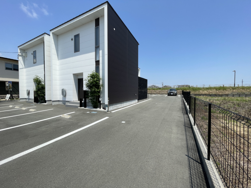 A・B棟が手前にあり、Cが奥川にあるので駐車スペース要注意です！！