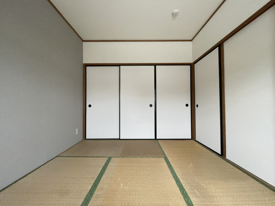 ちょっと畳は年季入ってる…？