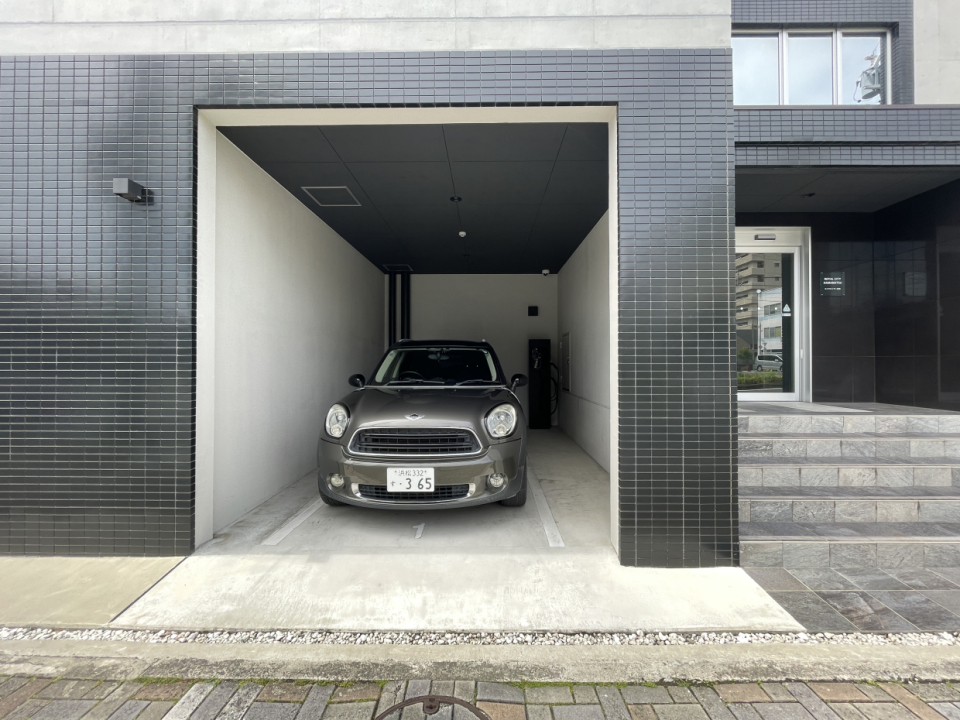 まるでガレージですね！交通量が多いので駐車は少し一苦労でした…