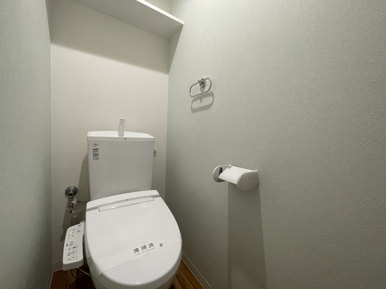 トイレ頭上のラックが便利