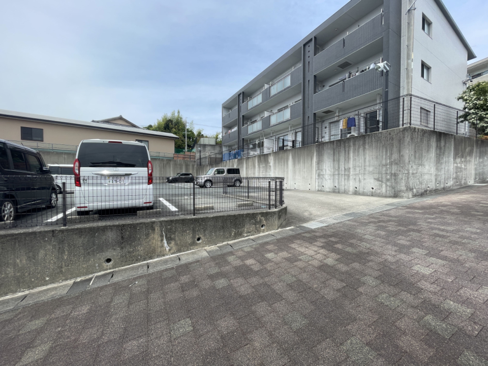 駐車スペースは建物裏になります