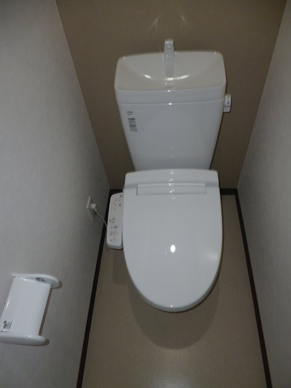 温水洗浄便座付きのトイレ