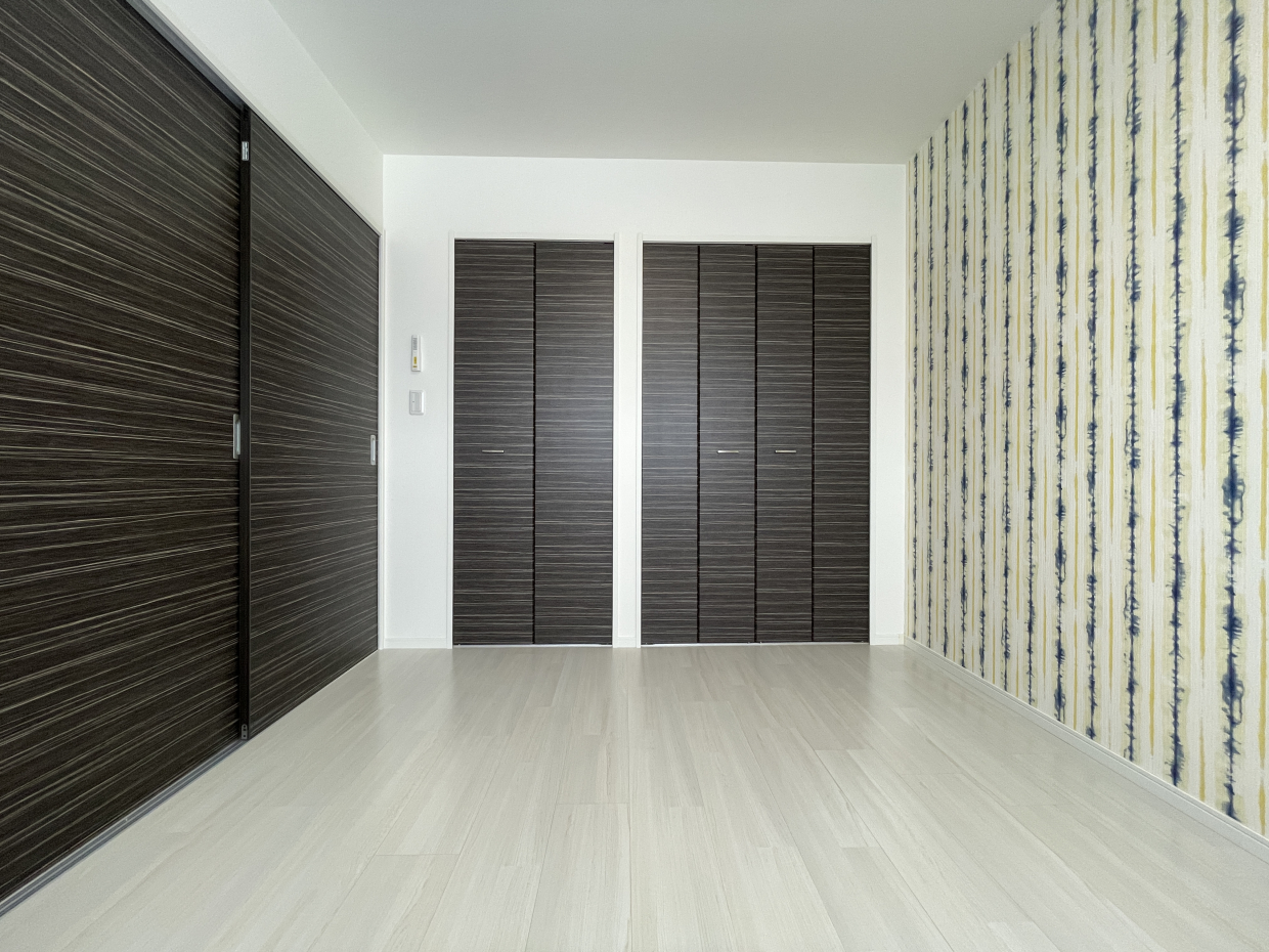 洋室は6.2帖、ユニークな壁紙がpoint
