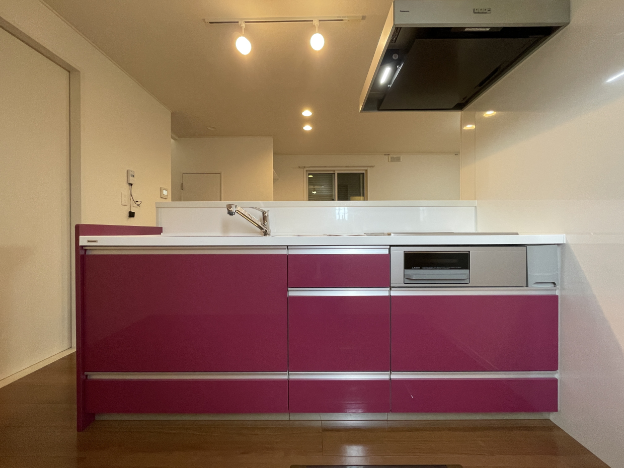 これが名前の由来、サクラ色のキッチン。でも少しサクラ色よりは濃いかな&hellip;？