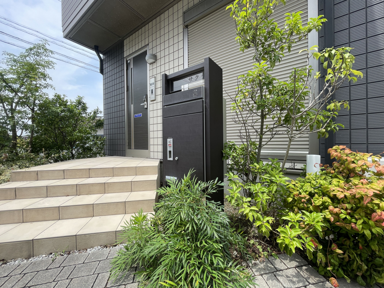 玄関の植栽が美しい！ただいまが楽しみになる貸家です