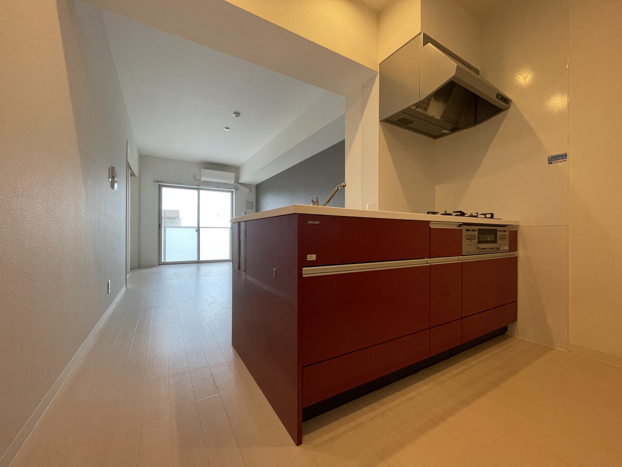 赤いキッチンが主役のお部屋です！