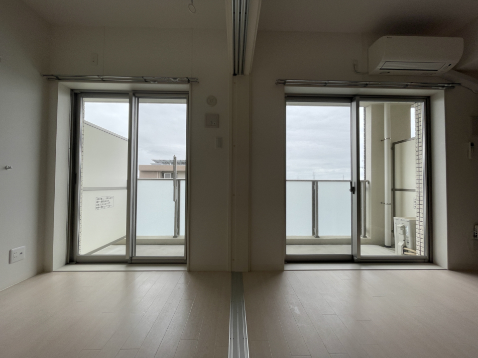 どちらのお部屋からもバルコニーへ出られます