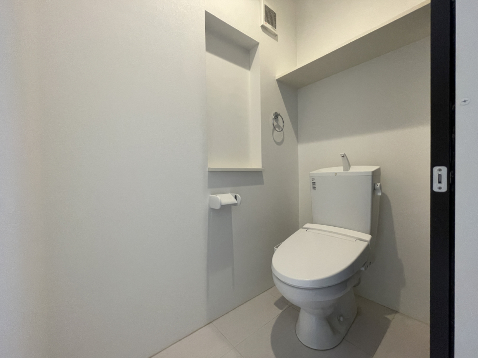 トイレは洗面スペ―スから繋がっています