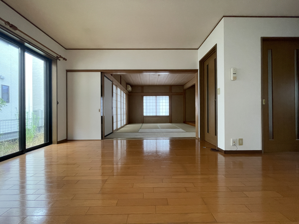 LDKだけで14帖ありますが、引き戸を開けると開放感がすごい&hellip;