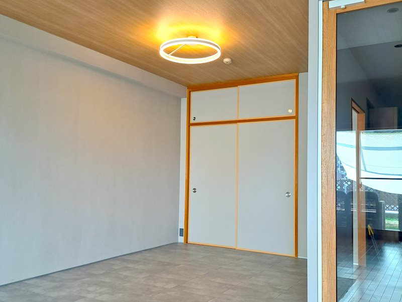 どちらも照明付き、以前は和室だったのかな？
