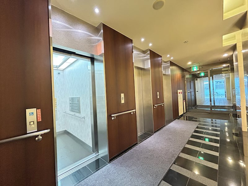 8階のお部屋ですがゴミステーション同フロアにあり、24時間ゴミ出し可能です