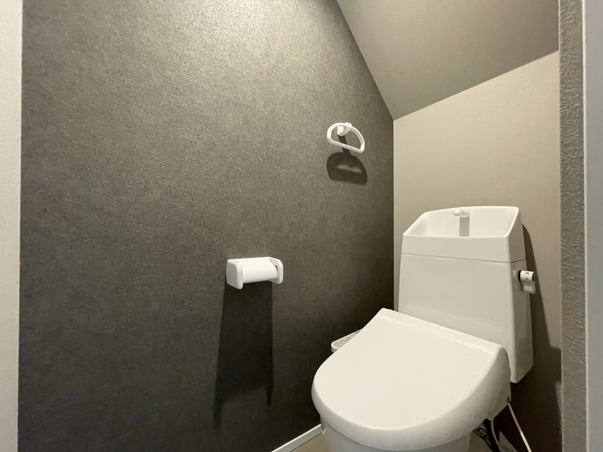 トイレにもアクセントクロス！オシャレ