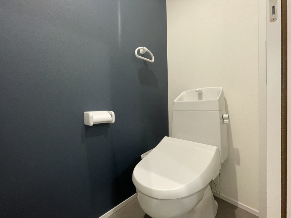 トイレにもアクセントクロス！オシャレ