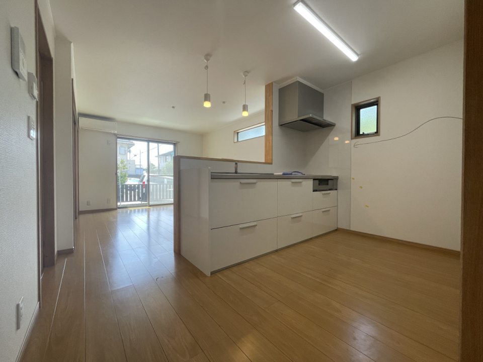 ホワイトキッチンが中央にどどんと！