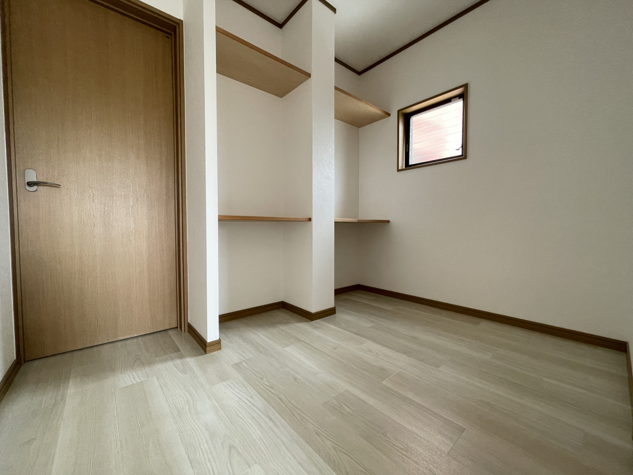 納戸はウォークスルースタイル。もう1部屋と思ってもらっていい大きさです。
