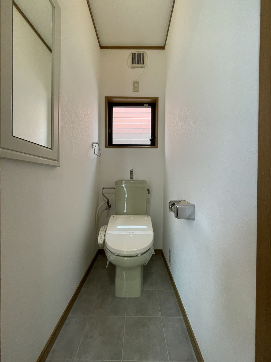 トイレは棚付き。