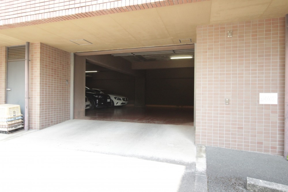 雨の日は嬉しい、ピロティタイプの駐車場