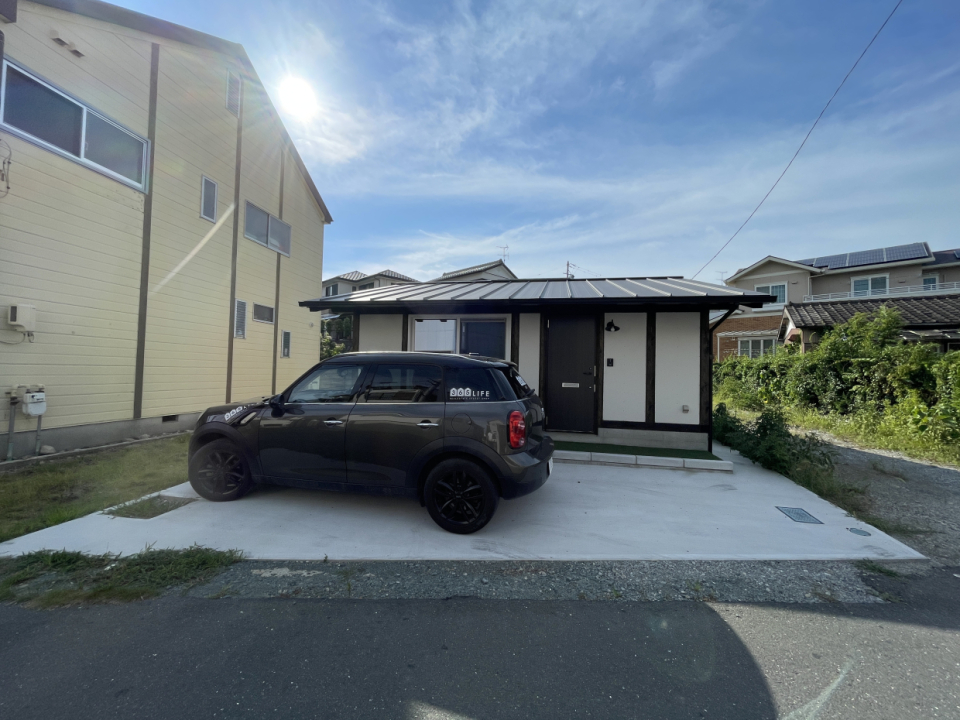 駐車場は建物前。はみ出さなければ2台でもOK！横は約7m × 奥行き最大3.5m。